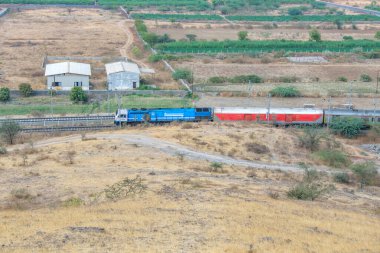 Pune, Hindistan - 01 Mart 2025: WDP4D dizel lokomotif Pune Hindistan yakınlarındaki bir yolcu trenini taşıyor.