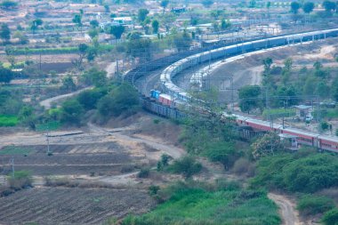 Pune, Hindistan - 01 Mart 2025: WDP4D dizel lokomotif Pune Hindistan yakınlarındaki bir yolcu trenini taşıyor.