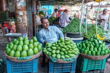 Pune, Hindistan - 09 Mart 2025: Pune India 'daki Mahatma Phule Mandai sahnesi. Pune şehrinin en büyük perakende sebze pazarıdır ve 1886 'dan beri ikonik bir binada bulunmaktadır..