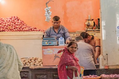 Pune, Hindistan - 09 Mart 2025: Pune India 'daki Mandai pazarında erkek satıcı ve QR kodlu bir sebze tezgahında sahne.