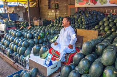 Pune, Hindistan - 09 Mart 2025: Pune India 'daki Mandai pazarında erkek satıcı ve QR kodlu bir sebze tezgahında sahne.