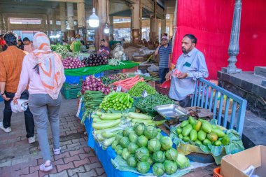 Pune, Hindistan - 09 Mart 2025: Pune India 'daki Mandai pazarında erkek satıcı ve QR kodlu bir sebze tezgahında sahne.