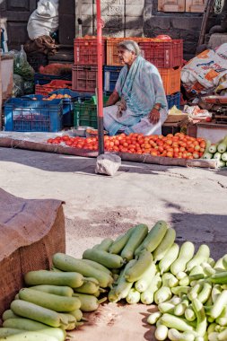 Pune, Hindistan - 09 Mart 2025: Pune India 'daki Mandai pazarında kadın satıcı. Pune şehrinin en büyük perakende sebze pazarı ve 1886 'dan kalma ikonik bir binada bulunuyor..