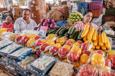 Pune, Hindistan - 09 Mart 2025: Pune India 'daki Mandai pazarında kadın satıcı. Pune şehrinin en büyük perakende sebze pazarı ve 1886 'dan kalma ikonik bir binada bulunuyor..