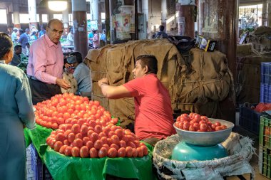 Pune, Hindistan - 09 Mart 2025: Pune India 'daki Mahatma Phule Mandai sahnesi. Pune şehrinin en büyük perakende sebze pazarıdır ve 1886 'dan beri ikonik bir binada bulunmaktadır..