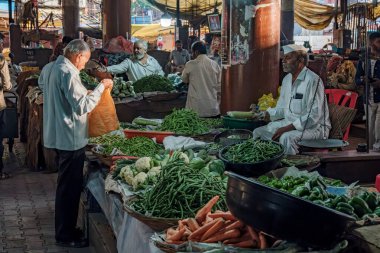 Pune, Hindistan - 09 Mart 2025: Pune India 'daki Mahatma Phule Mandai sahnesi. Pune şehrinin en büyük perakende sebze pazarıdır ve 1886 'dan beri ikonik bir binada bulunmaktadır..