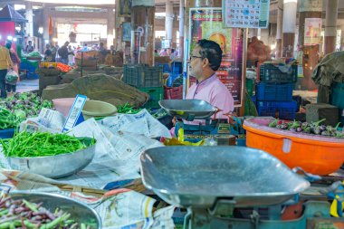 Pune, Hindistan - 09 Mart 2025: Pune India 'daki Mahatma Phule Mandai sahnesi. Pune şehrinin en büyük perakende sebze pazarıdır ve 1886 'dan beri ikonik bir binada bulunmaktadır..