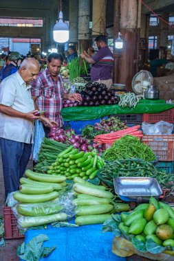 Pune, Hindistan - 09 Mart 2025: Pune India 'daki Mahatma Phule Mandai sahnesi. Pune şehrinin en büyük perakende sebze pazarıdır ve 1886 'dan beri ikonik bir binada bulunmaktadır..
