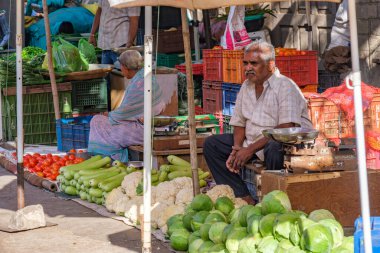 Pune, Hindistan - 09 Mart 2025: Pune India 'daki Mahatma Phule Mandai sahnesi. Pune şehrinin en büyük perakende sebze pazarıdır ve 1886 'dan beri ikonik bir binada bulunmaktadır..
