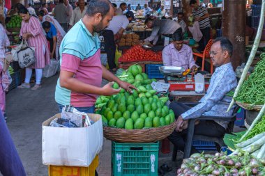 Pune, Hindistan - 09 Mart 2025: Pune India 'daki Mahatma Phule Mandai sahnesi. Pune şehrinin en büyük perakende sebze pazarıdır ve 1886 'dan beri ikonik bir binada bulunmaktadır..