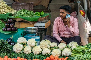 Pune, Hindistan - 09 Mart 2025: Pune India 'daki Mahatma Phule Mandai sahnesi. Pune şehrinin en büyük perakende sebze pazarıdır ve 1886 'dan beri ikonik bir binada bulunmaktadır..