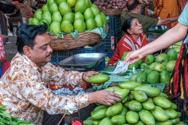 Pune, Hindistan - 09 Mart 2025: Pune India 'daki Mahatma Phule Mandai sahnesi. Pune şehrinin en büyük perakende sebze pazarıdır ve 1886 'dan beri ikonik bir binada bulunmaktadır..