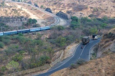 Pune, Hindistan - 01 Mart 2025: Pune Hindistan yakınlarında bir WAG9 elektrikli lokomotifi tarafından taşınan bir araba nakliye treni.