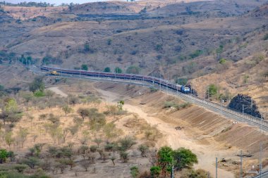 Pune, Hindistan - 01 Mart 2025: WDP4D dizel lokomotif Pune Hindistan yakınlarındaki bir yolcu trenini taşıyor.