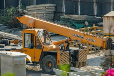 Pune, Hindistan - 11 Mart 2025: Pune Hindistan 'daki endüstriyel bir tesiste mobil vinç iş başında.