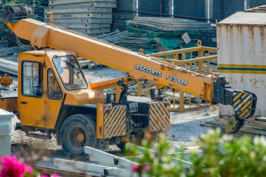 Pune, Hindistan - 11 Mart 2025: Pune Hindistan 'daki endüstriyel bir tesiste mobil vinç iş başında.