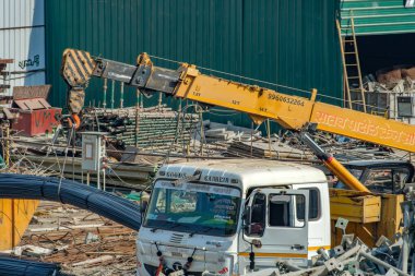 Pune, Hindistan - 11 Mart 2025: Pune Hindistan 'daki endüstriyel bir tesiste mobil vinç iş başında.