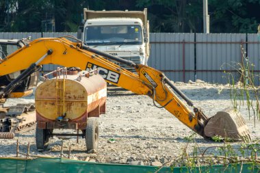 Pune, Hindistan - 11 Mart 2025: Pune Hindistan yakınlarındaki bir açık alanda bir toprak kazıcı makine.
