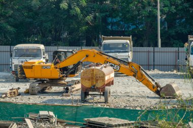 Pune, Hindistan - 11 Mart 2025: Pune Hindistan yakınlarındaki bir açık alanda bir toprak kazıcı makine.