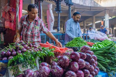 Pune, Hindistan - 09 Mart 2025: Pune India 'daki Mahatma Phule Mandai sahnesi. Pune şehrinin en büyük perakende sebze pazarıdır ve 1886 'dan beri ikonik bir binada bulunmaktadır..