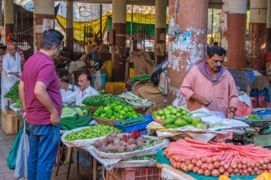 Pune, Hindistan - 09 Mart 2025: Pune India 'daki Mahatma Phule Mandai sahnesi. Pune şehrinin en büyük perakende sebze pazarıdır ve 1886 'dan beri ikonik bir binada bulunmaktadır..