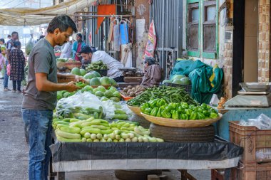Pune, Hindistan - 09 Mart 2025: Pune India 'daki Mahatma Phule Mandai sahnesi. Pune şehrinin en büyük perakende sebze pazarıdır ve 1886 'dan beri ikonik bir binada bulunmaktadır..