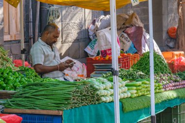 Pune, Hindistan - 09 Mart 2025: Pune India 'daki Mahatma Phule Mandai sahnesi. Pune şehrinin en büyük perakende sebze pazarıdır ve 1886 'dan beri ikonik bir binada bulunmaktadır..