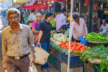 Pune, Hindistan - 09 Mart 2025: Pune India 'daki Mahatma Phule Mandai sahnesi. Pune şehrinin en büyük perakende sebze pazarıdır ve 1886 'dan beri ikonik bir binada bulunmaktadır..
