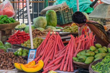 Pune, Hindistan - 09 Mart 2025: Pune Hindistan 'daki bir sebze tezgahında meyve ve sebze arasında yapılan ödemeler için bir QR kod tarayıcısı yerleştirildi.