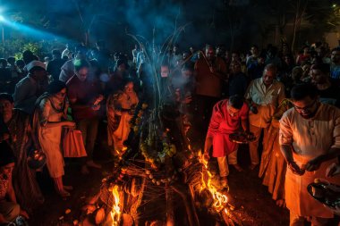 Pune, Hindistan - 13 Mart 2025: Pune India 'da insanlar Holika Dahan' ı kutluyor. Holika Dahan veya Chotti Holi, şeytan Holika 'nın yanmasını kutlamak için bir şenlik ateşinin yakıldığı bir Hint festivali..