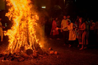 Pune, Hindistan - 13 Mart 2025: Pune India 'da insanlar Holika Dahan' ı kutluyor. Holika Dahan veya Chotti Holi, şeytan Holika 'nın yanmasını kutlamak için bir şenlik ateşinin yakıldığı bir Hint festivali..