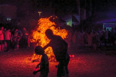 Pune, Hindistan - 13 Mart 2025: Pune India 'da insanlar Holika Dahan' ı kutluyor. Holika Dahan veya Chotti Holi, şeytan Holika 'nın yanmasını kutlamak için bir şenlik ateşinin yakıldığı bir Hint festivali..