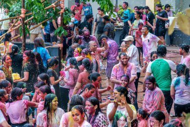 Pune, Hindistan - 14 Mart 2025: İnsanlar Pune Hindistan 'da Holi' yi renklerle ve bayram ruhuyla kutluyor.