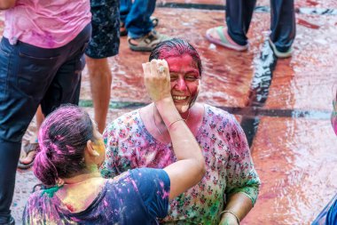 Pune, Hindistan - 14 Mart 2025: İnsanlar Pune Hindistan 'da Holi' yi renklerle ve bayram ruhuyla kutluyor.