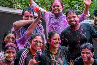 Pune, Hindistan - 14 Mart 2025: İnsanlar Pune Hindistan 'da Holi' yi renklerle ve bayram ruhuyla kutluyor.