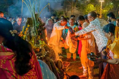 Pune, Hindistan - 13 Mart 2025: Pune India 'da insanlar Holika Dahan' ı kutluyor. Holika Dahan veya Chotti Holi, şeytan Holika 'nın yanmasını kutlamak için bir şenlik ateşinin yakıldığı bir Hint festivali..