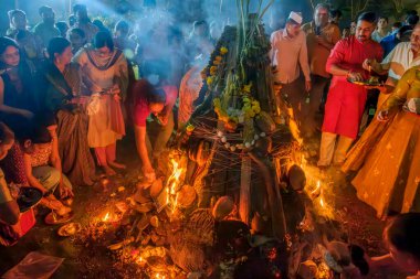 Pune, Hindistan - 13 Mart 2025: Pune India 'da insanlar Holika Dahan' ı kutluyor. Holika Dahan veya Chotti Holi, şeytan Holika 'nın yanmasını kutlamak için bir şenlik ateşinin yakıldığı bir Hint festivali..