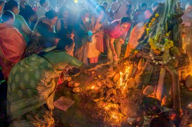 Pune, Hindistan - 13 Mart 2025: Pune India 'da insanlar Holika Dahan' ı kutluyor. Holika Dahan veya Chotti Holi, şeytan Holika 'nın yanmasını kutlamak için bir şenlik ateşinin yakıldığı bir Hint festivali..