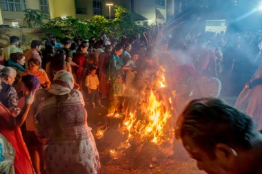 Pune, Hindistan - 13 Mart 2025: Pune India 'da insanlar Holika Dahan' ı kutluyor. Holika Dahan veya Chotti Holi, şeytan Holika 'nın yanmasını kutlamak için bir şenlik ateşinin yakıldığı bir Hint festivali..