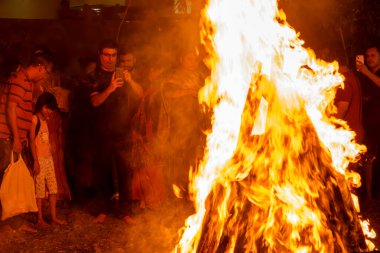 Pune, Hindistan - 13 Mart 2025: Pune India 'da insanlar Holika Dahan' ı kutluyor. Holika Dahan veya Chotti Holi, şeytan Holika 'nın yanmasını kutlamak için bir şenlik ateşinin yakıldığı bir Hint festivali..