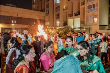 Pune, Hindistan - 13 Mart 2025: Pune India 'da insanlar Holika Dahan' ı kutluyor. Holika Dahan veya Chotti Holi, şeytan Holika 'nın yanmasını kutlamak için bir şenlik ateşinin yakıldığı bir Hint festivali..