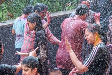 Pune, Hindistan - 14 Mart 2025: İnsanlar Pune Hindistan 'da Holi' yi renklerle ve bayram ruhuyla kutluyor.