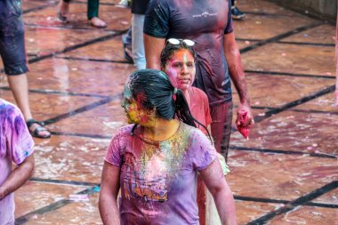 Pune, Hindistan - 14 Mart 2025: İnsanlar Pune Hindistan 'da Holi' yi renklerle ve bayram ruhuyla kutluyor.