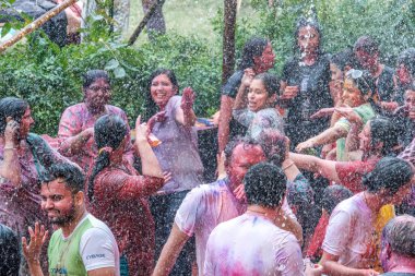 Pune, Hindistan - 14 Mart 2025: İnsanlar Pune Hindistan 'da Holi' yi renklerle ve bayram ruhuyla kutluyor.