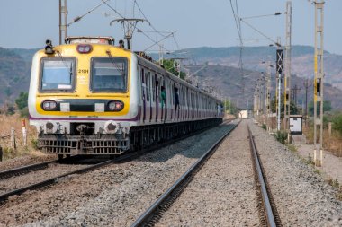 Pune, Hindistan - 15 Mart 2025: Pune Hindistan yakınlarındaki kırsal bir banliyö banliyö treninde.