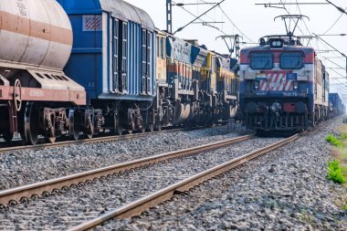 Pune, Hindistan - 15 Mart 2025: WAG7 elektrikli lokomotif Pune Hindistan yakınlarında bir yük treni taşıyor.