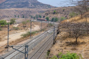 Pune, Hindistan - 22 Mart 2025: Safran renkli Vande Bharat Ekspresi Pune Hindistan yakınlarında. Bu Pune ve Kolhapur arasında üç haftalık bir tren ve ayrıca Pune ve Hubballi arasında üç haftalık bir tren..