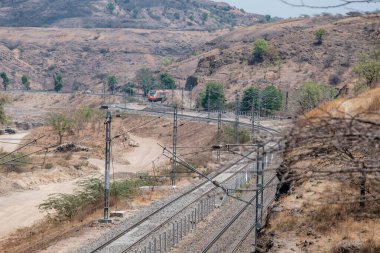 Pune, Hindistan - 22 Mart 2025: Safran renkli Vande Bharat Ekspresi Pune Hindistan yakınlarında. Bu Pune ve Kolhapur arasında üç haftalık bir tren ve ayrıca Pune ve Hubballi arasında üç haftalık bir tren..
