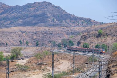 Pune, Hindistan - 22 Mart 2025: Safran renkli Vande Bharat Ekspresi Pune Hindistan yakınlarında. Bu Pune ve Kolhapur arasında üç haftalık bir tren ve ayrıca Pune ve Hubballi arasında üç haftalık bir tren..