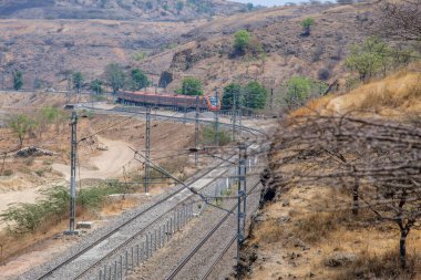 Pune, Hindistan - 22 Mart 2025: Safran renkli Vande Bharat Ekspresi Pune Hindistan yakınlarında. Bu Pune ve Kolhapur arasında üç haftalık bir tren ve ayrıca Pune ve Hubballi arasında üç haftalık bir tren..